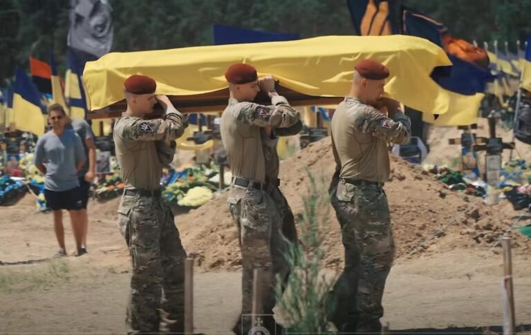 Фото для новини:У Миколаєві відбулися похорони комбрига 154 ОМБр, якого знайшли мертвим