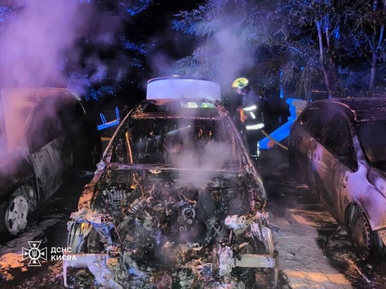 Фото для новини:У Печерському районі Києва горіло кілька автівок