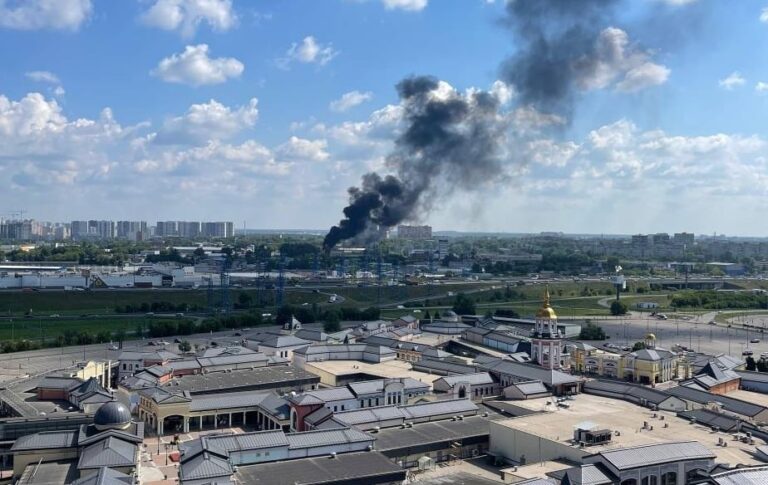 Фото для новини:У Підмосков'ї палає електропідстанція
