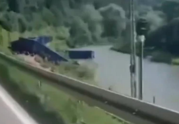 Фото для новини:У Польщі поїзд зійшов з рейок: вагони впали в річку