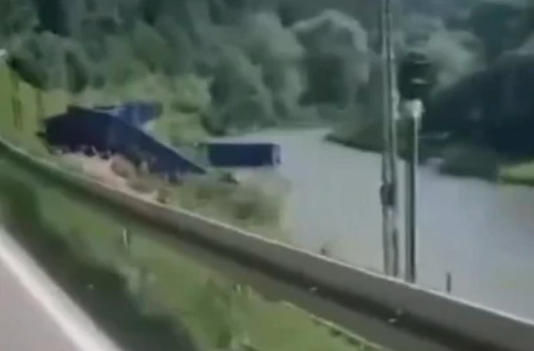 Фото для новини:У Польщі поїзд зійшов з рейок: вагони впали в річку