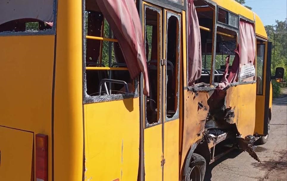Фото для новини:У Слов&rsquo;янську автобус потрапив під обстріл, є поранені