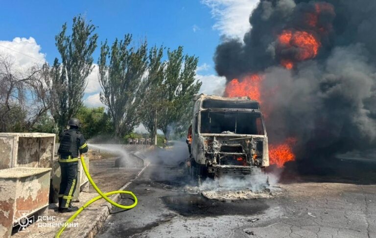 Фото для новини:У Слов'янську дрон атакував вантажівку з пальним на АЗС