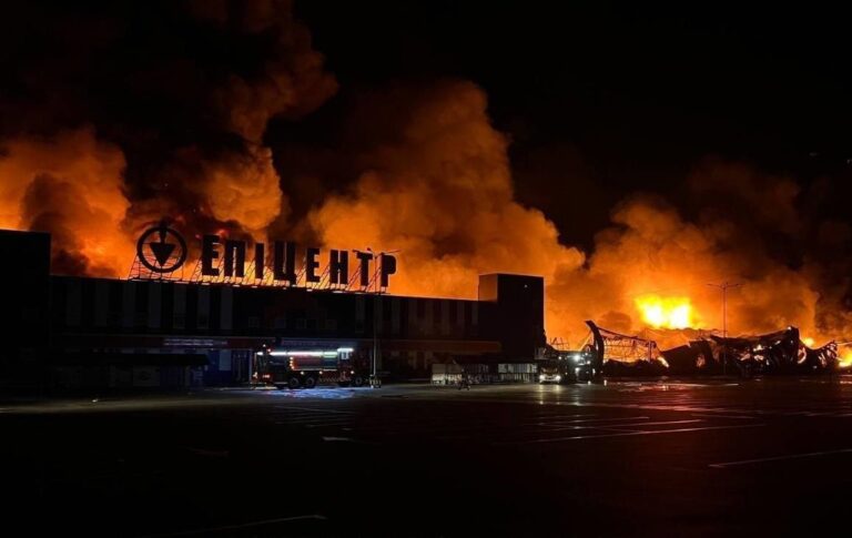 Фото для новини:У Сумах після удару БПЛА палає Епіцентр