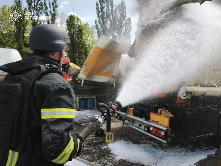 Фото для новини:У Запоріжжі дрон влучив у підприємство, є поранені