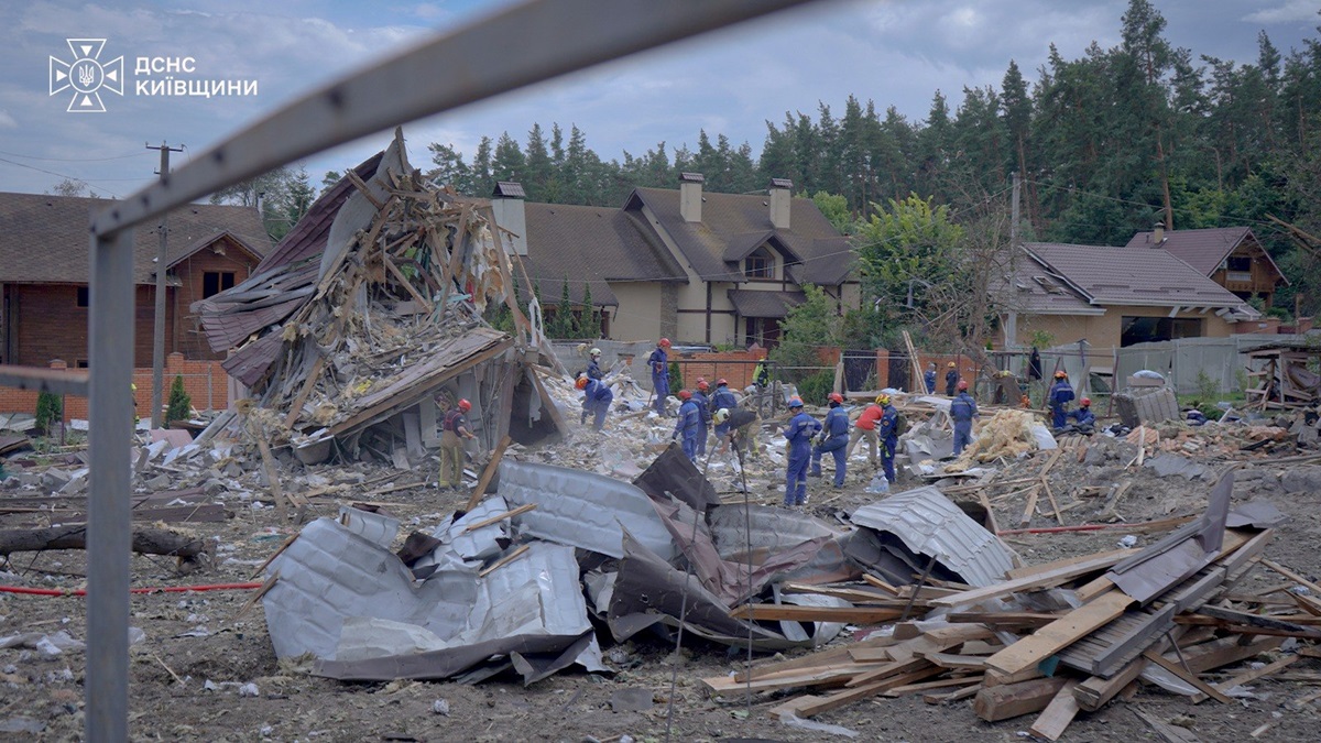 Фото для новини:Удар по Київщині: ДСНС показала масштаби руйнувань