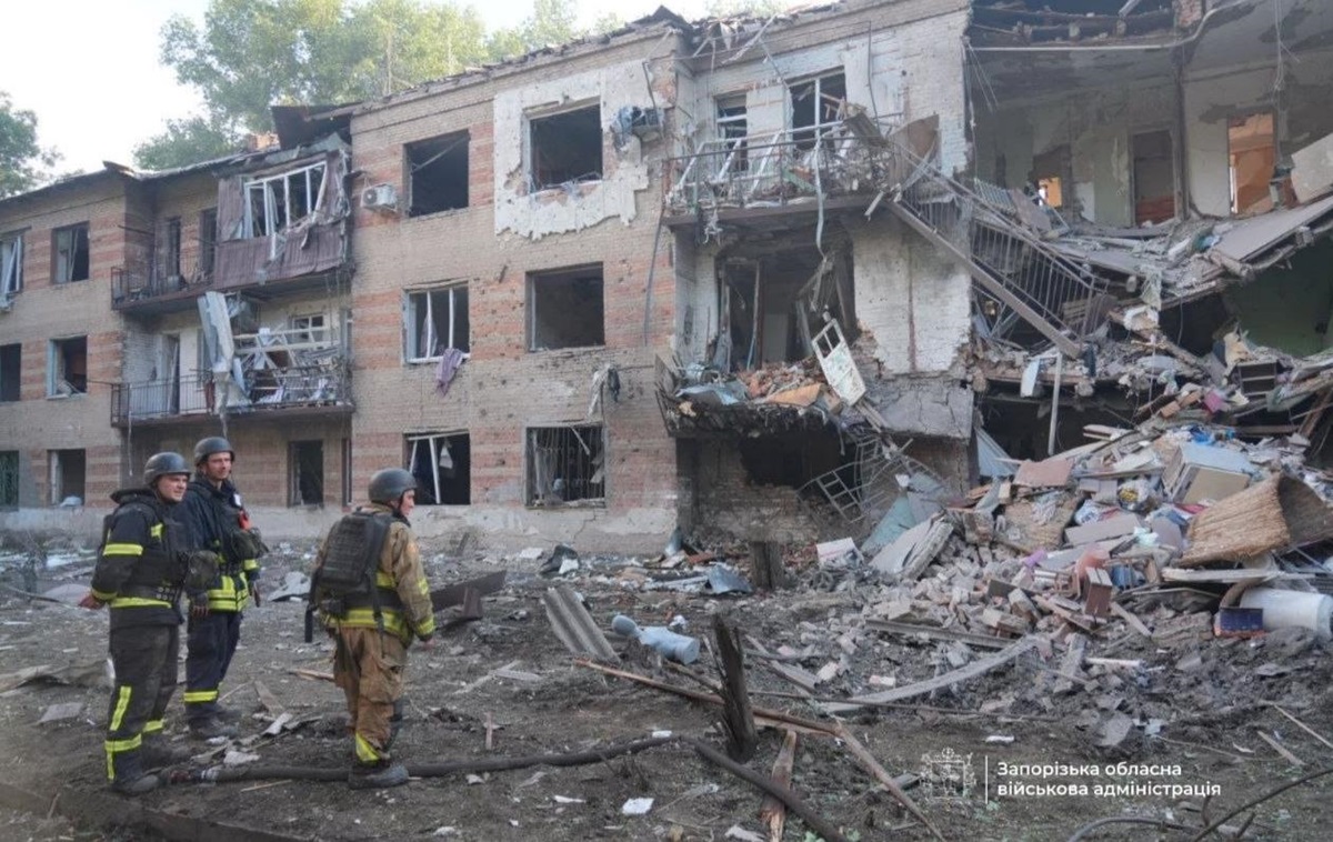 Фото для новини:Удар по Запоріжжю: двоє загиблих, багато поранених