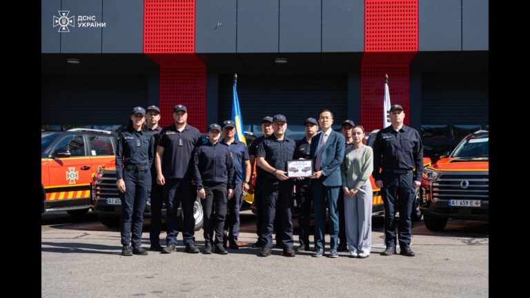 Фото для новини:ДСНС отримала від Республіки Корея 5 спеціалізованих пікапів для підсилення рятувальних підрозділів