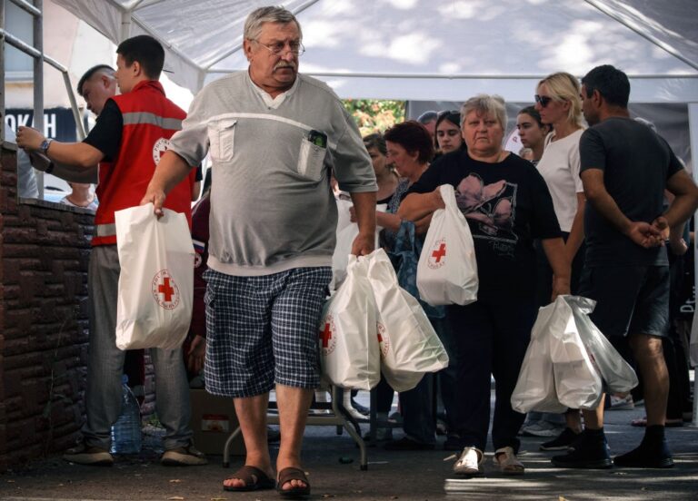 Фото для новини:В окупованому Криму формують запаси води й продуктів