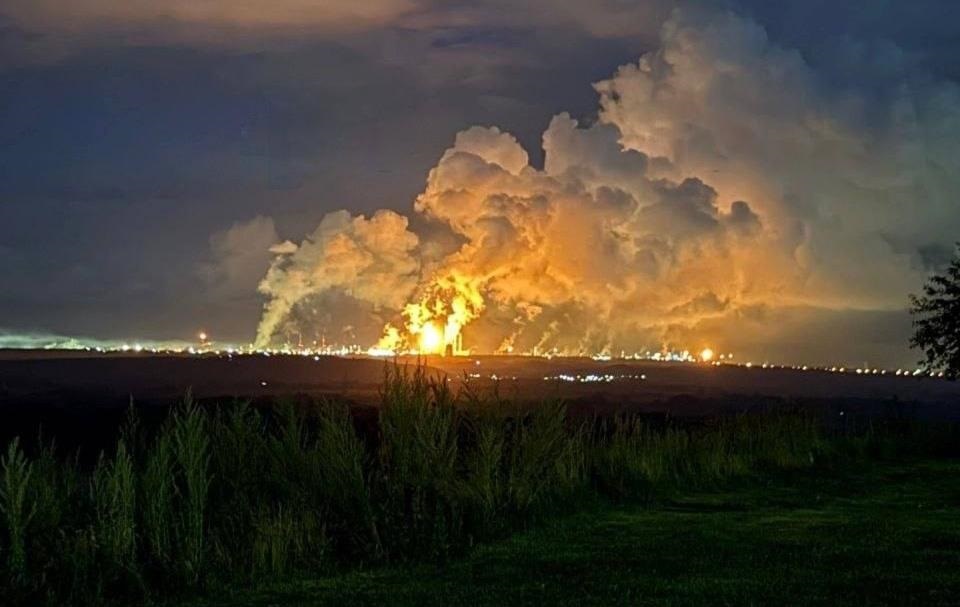 Фото для новини:В РФ після атаки дронів спалахнув великий хімзавод