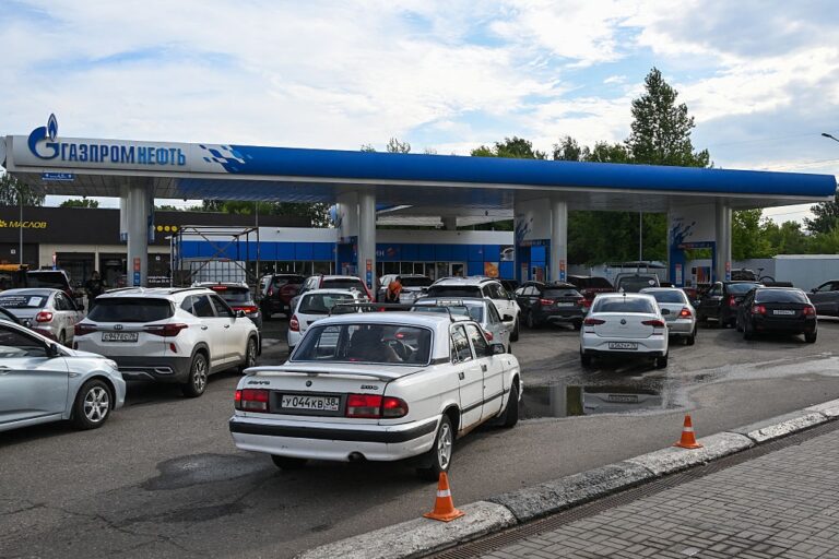 Фото для новини:В Росії почалися рейди з розшуку бензину у будинках та гаражах