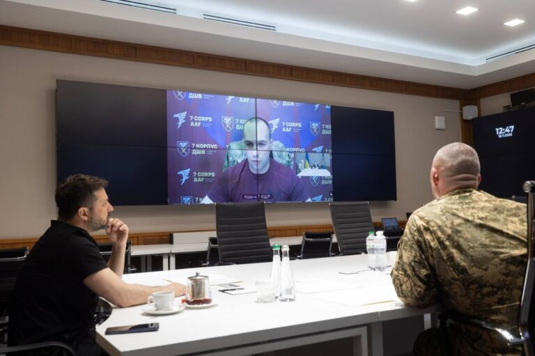 Фото для новини:Зеленський провів нараду з командирами на тлі чуток про зміну головкома