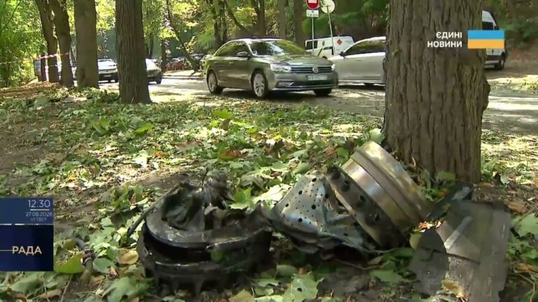 Фото для новини:Робота ППО у столиці: уламки дрона біля стадіону Динамо