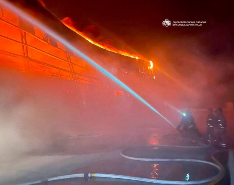 Фото для новини:Атака РФ: під Дніпром вирує масштабна пожежа на складах