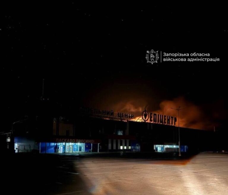 Фото для новини:Атака РФ: у Запоріжжі знову горить торговий центр