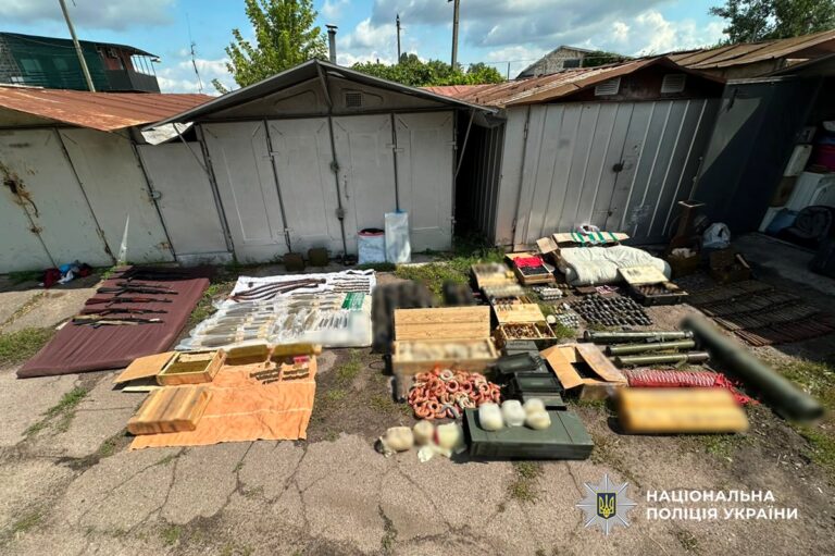 Фото для новини:Автомати, гранатомети та тисячі набоїв: на Черкащині вилучили склад зброї