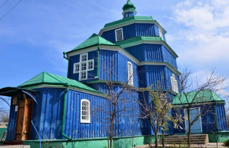 Фото для новини:Через удар РФ згоріла старовинна церква у Береславі - ЗМІ