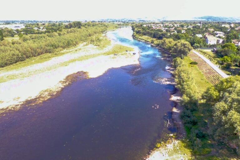 Фото для новини:Дністер стрімко міліє: через посуху Україна обмежила водокористування