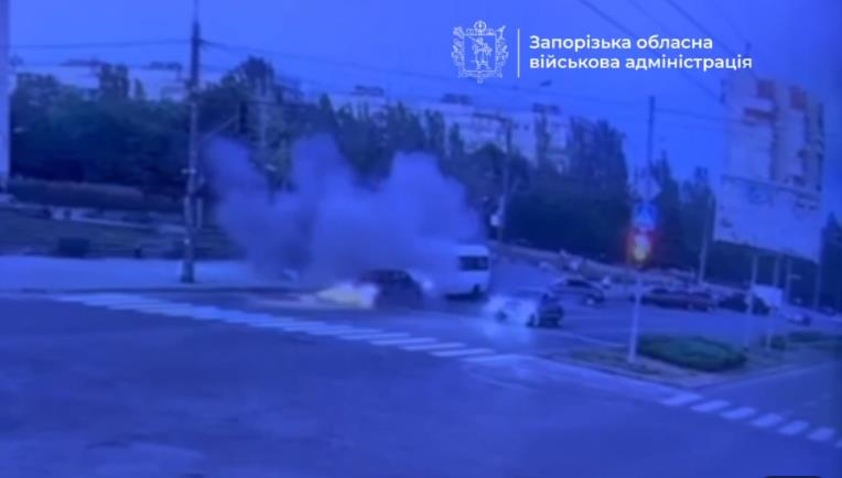 Фото для новини:Дрон РФ вдарив по маршрутці у Запоріжжі, троє поранених