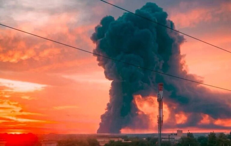 Фото для новини:Дрони почали нищити склади Ozon в Росії