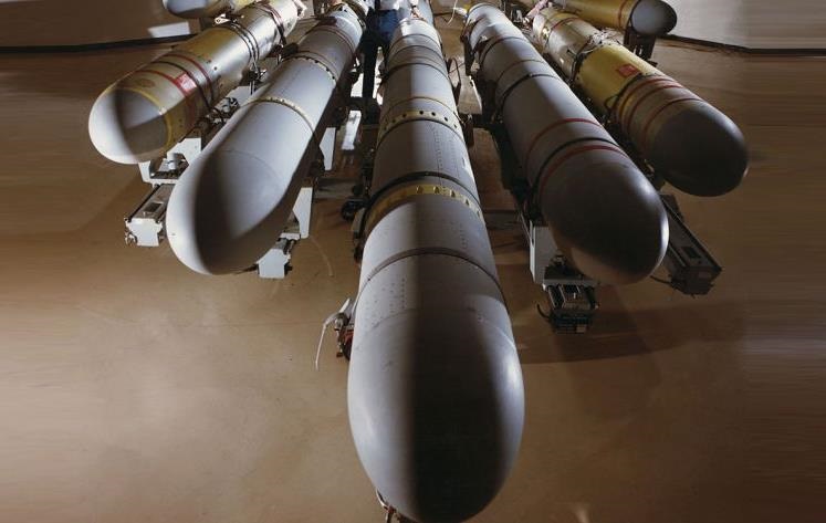 Фото для новини:Хочеш миру - готуйся до війни: Захід підсилює Україну