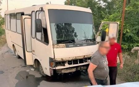Фото для новини:На Херсонщині дрон РФ поцілив в автобус: шестеро поранених