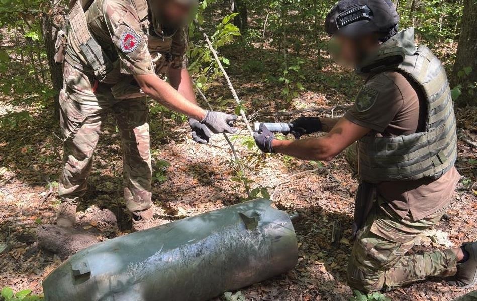 Фото для новини:На Кіровоградщині знешкодили дві бойові частини російської ракети