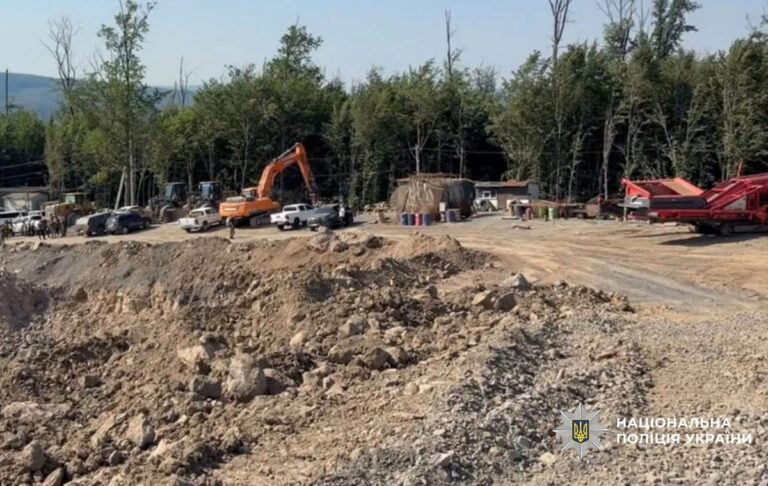 Фото для новини:На Закарпатті депутат облради підозрюється у незаконному видобутку андезиту