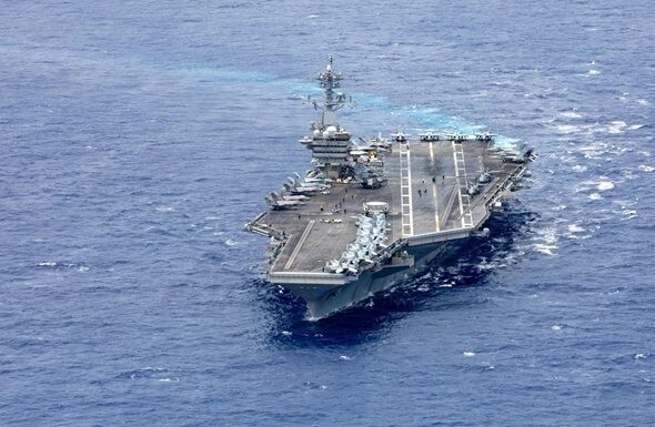 Фото для новини:Очільник CENTCOM відвідав авіаносець з "деморалізованним екіпажем"