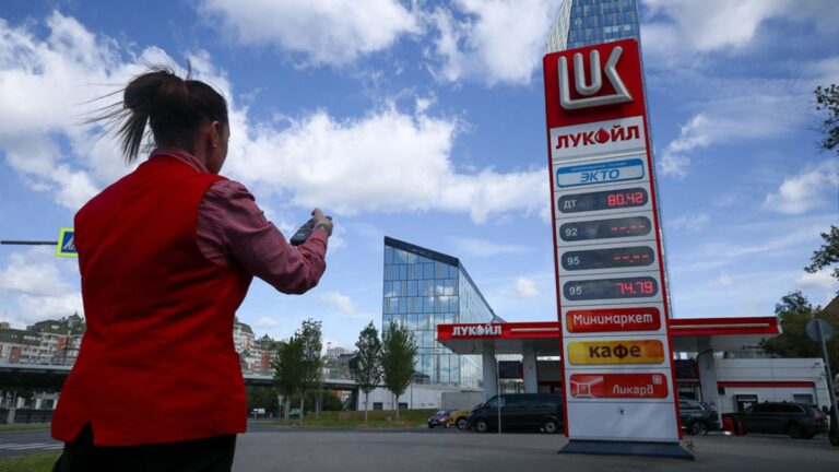 Фото для новини:Паливна криза: у Росії штрафують та арештовують невдоволених