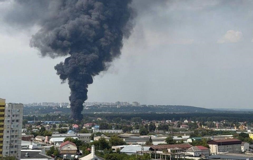 Фото для новини:Після вибухів у Брянську вирує масштабна пожежа