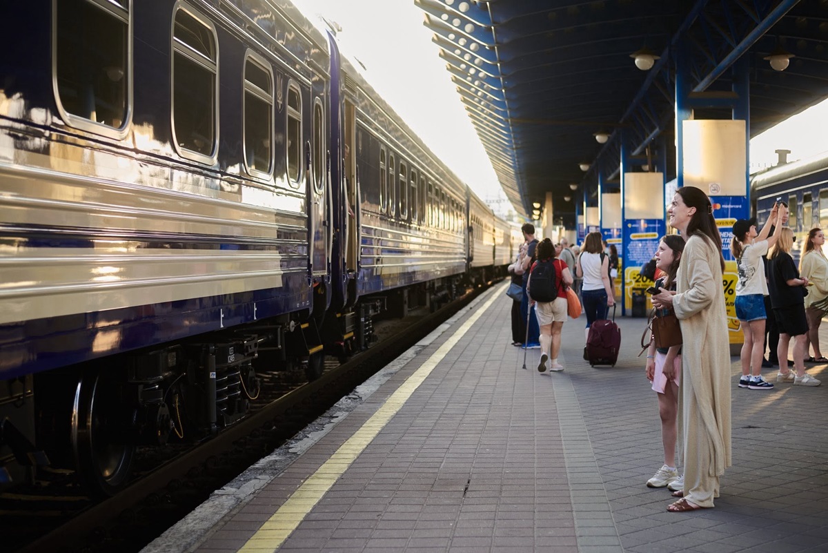 Фото для новини:Потяги Укрзалізниці затримуються на понад 15 годин: список рейсів