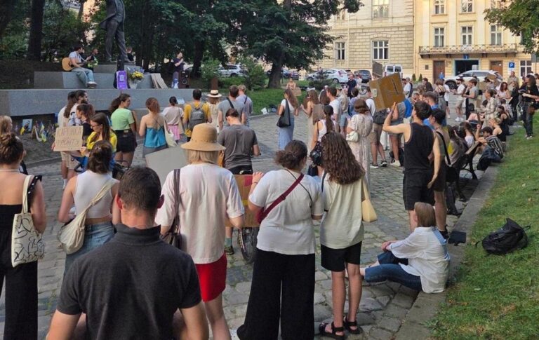 Фото для новини:Повернути Федорова: в Україні 20-ий день тривають протести