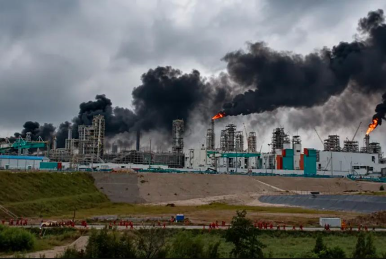 Фото для новини:Пожежа на газохімічному гіганті РФ: є загиблі, понад 130 людей поранені