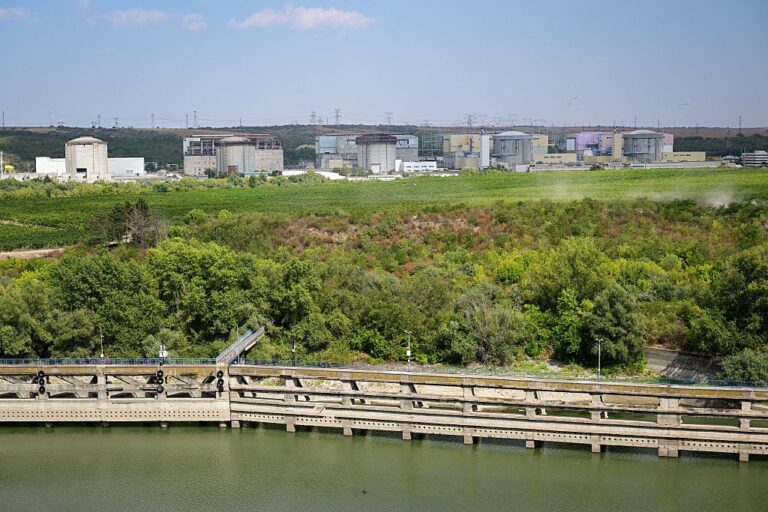 Фото для новини:Рекордна спека зупиняє АЕС Європи: перші наслідки