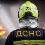 Фото для новини:РФ атакує Київ: палає авто, пошкоджено спорткомплекс
