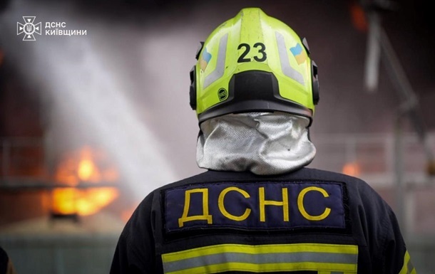 Фото для новини:РФ атакує Київ: палає авто, пошкоджено спорткомплекс