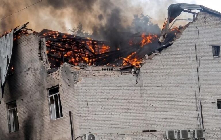 Фото для новини:РФ двічі вдарила по бізнес-центру у Лозовій: 10 поранених