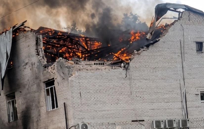 Фото для новини:РФ двічі вдарила по бізнес-центру у Лозовій: 10 поранених