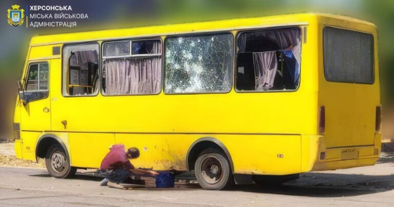 Фото для новини:Росіяни атакували автобус у Херсоні, є поранені