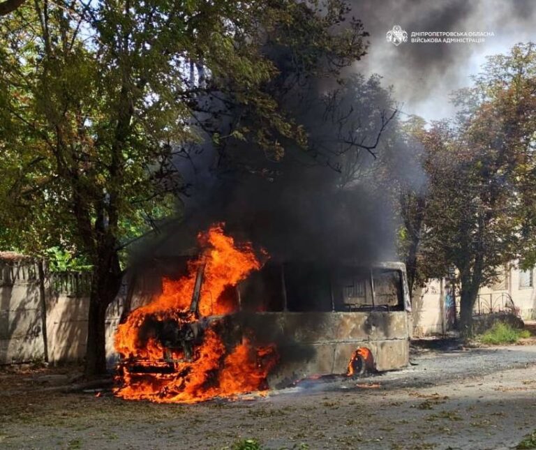 Фото для новини:Росіяни атакували рейсовий автобус у Нікополі: загинув водій