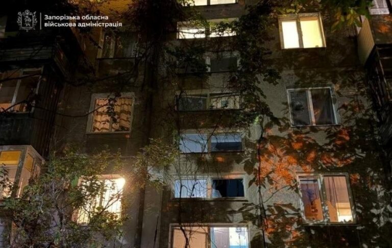 Фото для новини:Росіяни вдарили по багатоповерхівці у Запоріжжі, є поранений