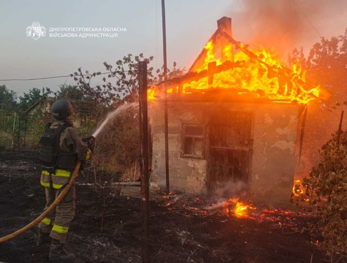 Фото для новини:Росіяни вдарили по Дніпру та Нікопольському району, є пошкодження