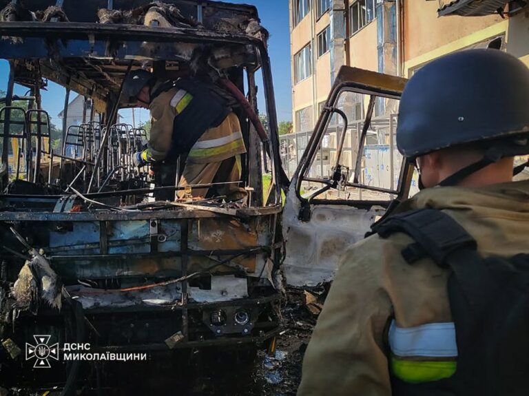 Фото для новини:Росіяни вдарили по ліцею в Миколаєві
