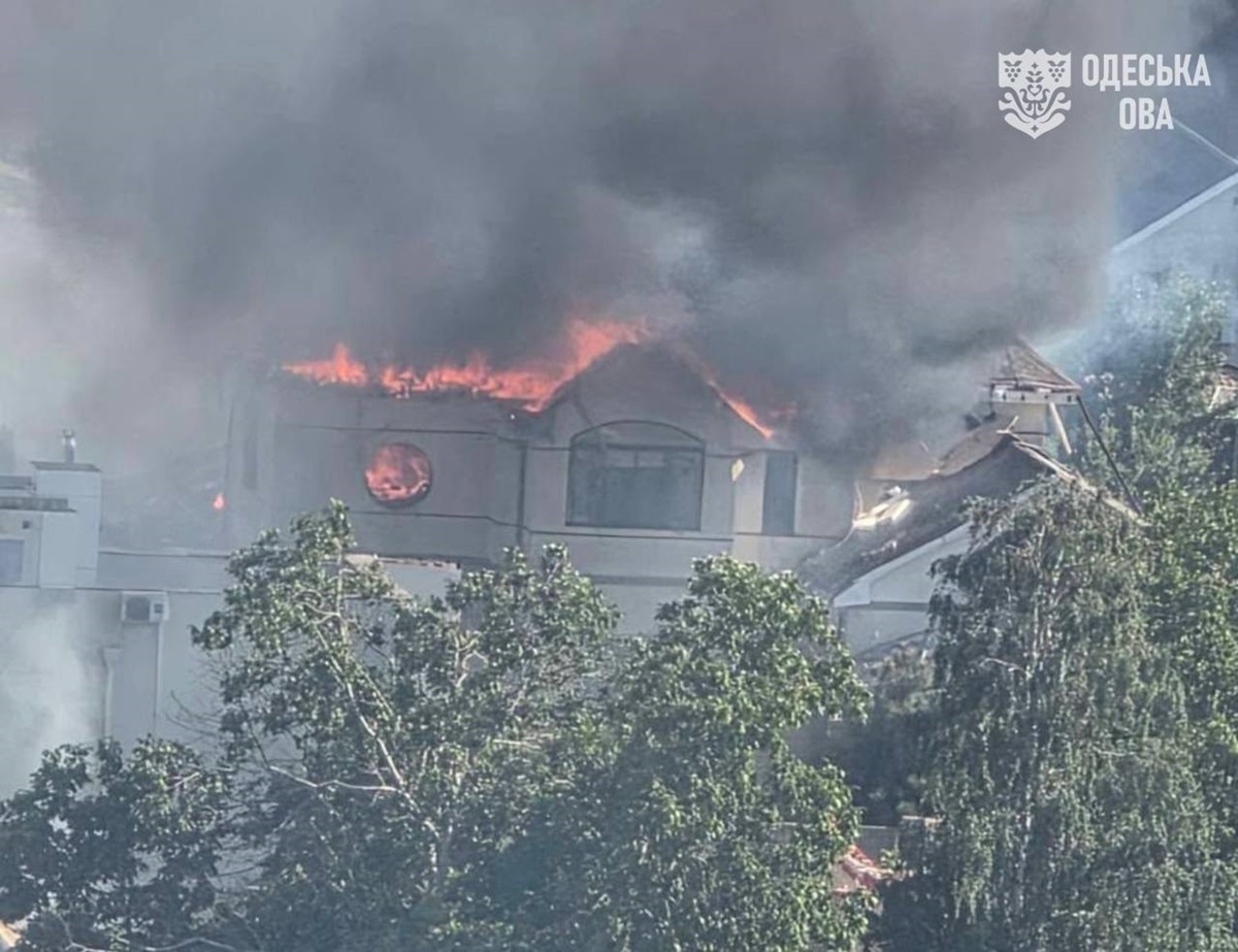 Фото для новини:Росіяни вдарили по Одещині, палає будинок