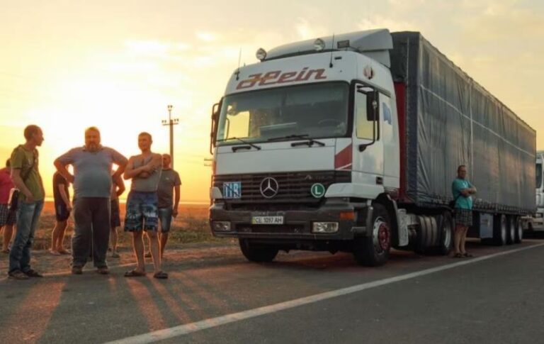 Фото для новини:У Києві через спеку обмежили рух вантажівок