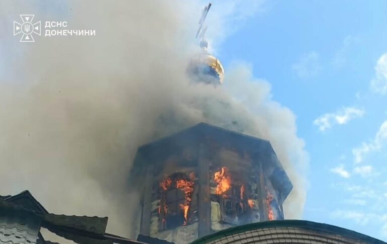 Фото для новини:У Краматорську після обстрілу загорівся храм