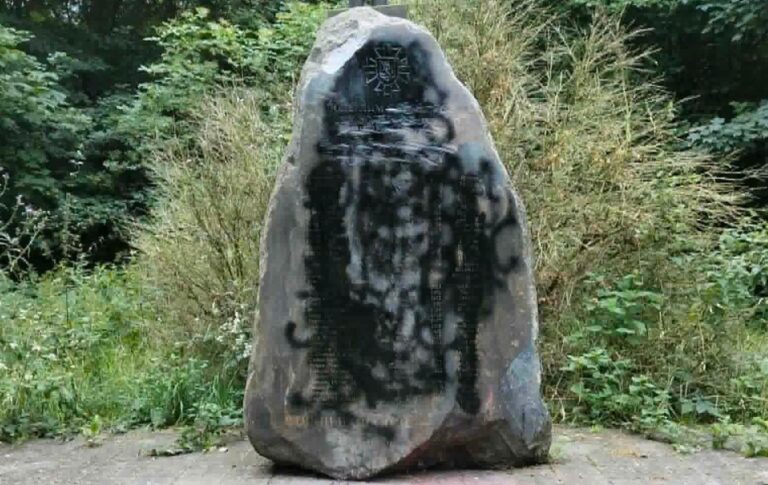 Фото для новини:У Польщі знову пошкодили українське місце пам'яті