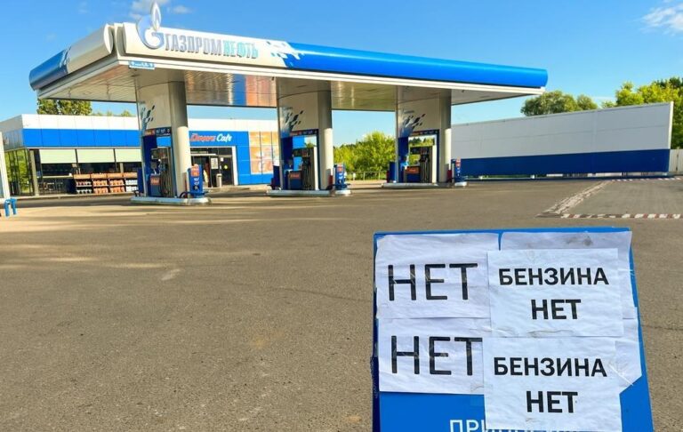 Фото для новини:У Росії понад 70% АЗС залишилися без бензину