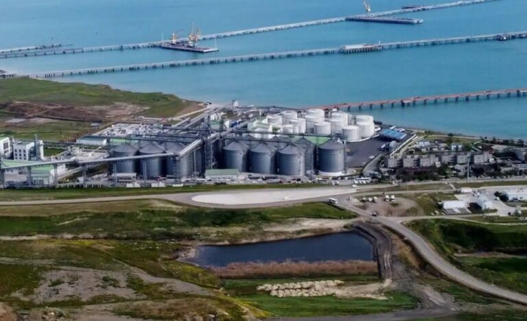 Фото для новини:У Тамані згоріло 12 резервуарів з нафтою - СБС